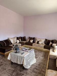 Ruang duduk di furnished and equipped apartment for daily rent