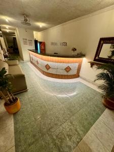 巴耶杜帕尔Hotel Buenavista Valledupar的大楼里有一个舞台的大厅