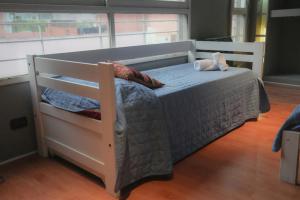 une chambre avec un lit superposé avec deux oreillers dessus dans l'établissement Penthouse en el corazon de RECOLETA, à Buenos Aires 10 autres photos