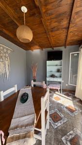 a dining room with a wooden table in a room at la pingüi in Miramar