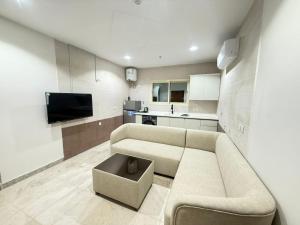 a living room with a couch and a kitchen at فندق ضيافة المدينة in Medina
