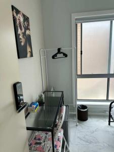 Zimmer mit einem Glastisch und einem Fenster in der Unterkunft Bright Detached Single Room - Near Top Ryde City Shared Amenities in Sydney