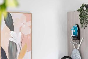 ein Zimmer mit einem Blumenbild an der Wand in der Unterkunft Bright Detached Single Room - Near Top Ryde City Shared Amenities in Sydney + 19 Fotos