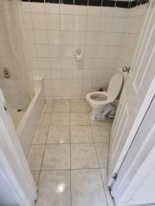 ein Bad mit WC und Fliesenboden in der Unterkunft Little Yellow Guesthouse in Melbourne