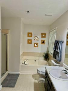 Ένα μπάνιο στο Modern Luxe Retreat near Braves Fast WiFi and Parking