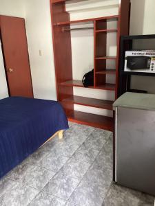 a small room with a bed and a kitchen at Habitación privada zona Satélite in Mexico City