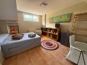 a bedroom with a bed and a chair at A 5 min de IFEMA, 10 del aeropuerto, Una o dos camas dobles con baño privado, entrada independiente in Madrid