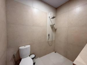 SempidiにあるModern Studio with Pool Between Canggu and Ubudのトイレとシャワー付きのバスルーム +4枚の写真