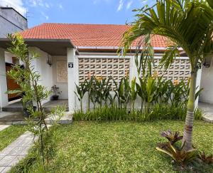 SempidiにあるModern Studio with Pool Between Canggu and Ubudの庭のヤシの木のある家