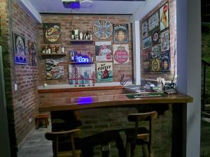 een bar met een bakstenen muur met borden erop bij LA TRAGONA - Casa Campestre in El Cerrito