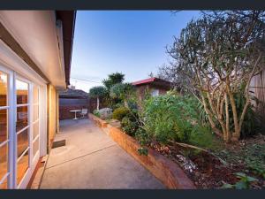 una casa con una pasarela que conduce a un patio en AlisterBnB, en Melbourne