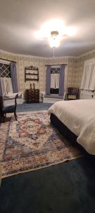 Postel nebo postele na pokoji v ubytování Joyful Manor