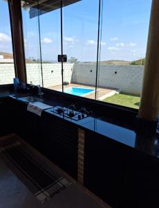 a bathroom with a view of a swimming pool at Casa Container Jacu in Lavrinhas