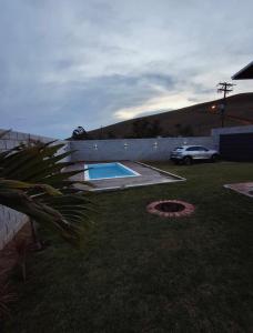a backyard with a swimming pool in a yard at Casa Container Jacu in Lavrinhas