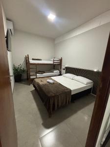 Giường trong phòng chung tại Apto Bandeirantes PR - Tv Smart, Ar condicionado, Frigabar, Wifi