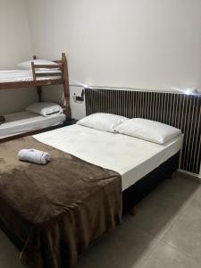 Giường trong phòng chung tại Apto Bandeirantes PR - Tv Smart, Ar condicionado, Frigabar, Wifi