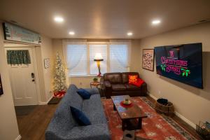 チッカシェーにあるRalphie's House Chickasha - Fiber WIFI - 4 Bedroom!のリビングルーム(壁にクリスマスの看板付)