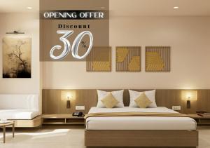 Dĩ AnBcons City Hotel的一间带床的卧室，墙上挂着一块写着“opening offer”的牌子