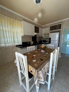 a kitchen with a table with chairs and a dining room at Residência Vó Nilton in Governador Celso Ramos +9 photos