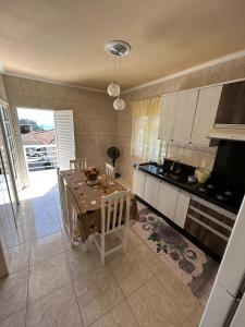 eine Küche mit einem Holztisch in einem Zimmer in der Unterkunft Residência Vó Nilton in Governador Celso Ramos