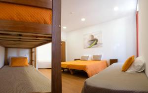 1 dormitorio con 2 camas y 1 dormitorio con 2 camas en Russo's Hostel en Setúbal