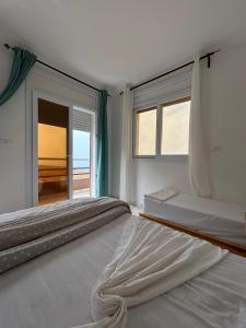 Postel nebo postele na pokoji v ubytování mirleft baech chikh