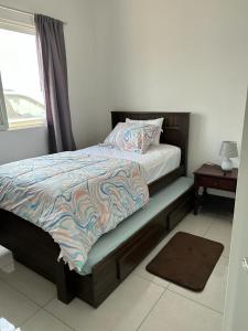 1 dormitorio con 1 cama con banco junto a una ventana en Pacific Coastal Cabin Shelter, en San Jacinto