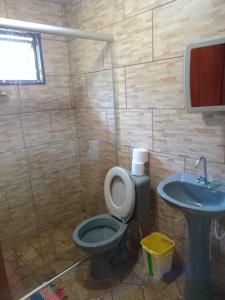 ein Badezimmer mit einem blauen WC und einem Waschbecken in der Unterkunft Chalés e Camping 4 Estações in São Thomé das Letras