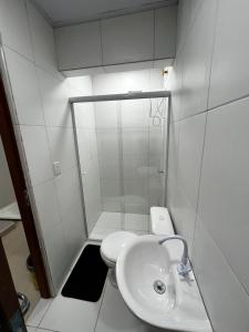 a bathroom with a shower and a toilet and a sink at Suspenso aluguel in Belém