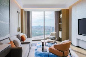 TV a/nebo společenská místnost v ubytování Novotel Huzhou South Taihu Lake