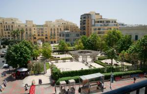 - une vue sur la cour d'une ville avec des bâtiments dans l'établissement Marco Polo Party Hostel, à San Ġiljan