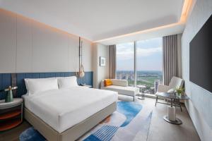 Postel nebo postele na pokoji v ubytování Novotel Huzhou South Taihu Lake + 17 fotografií