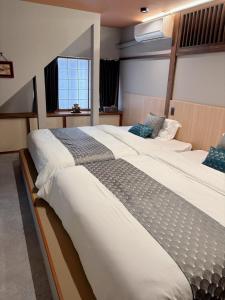 Postel nebo postele na pokoji v ubytování T301 Townhouse with a view of Sakurayama Hachimangu Stay 6 people