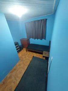 una piccola stanza con un letto e una finestra di Hospedagem econômica a Sao Jose do Rio Preto