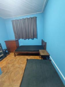 una camera con un letto, un tavolo e una finestra di Hospedagem econômica a Sao Jose do Rio Preto