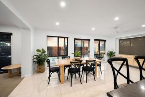 a dining room with a table and chairs at 2 Luton in Yarrawonga