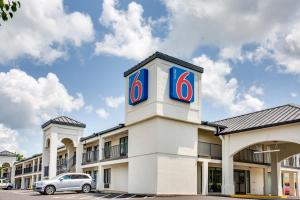 un edificio con un cartel encima en Motel 6-White House, TN, en White House