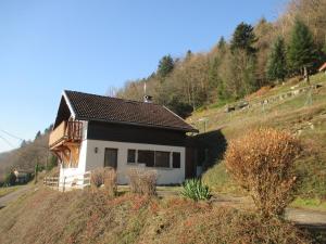 ein kleines Haus an der Seite eines Hügels in der Unterkunft Chalet familial dans le Parc des Vosges, wifi et animaux acceptés - FR-1-589-840 in Le Ménil