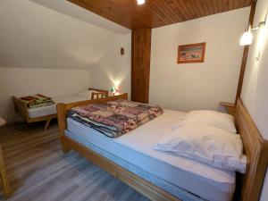 ein Schlafzimmer mit zwei Betten in einem Zimmer in der Unterkunft Chalet familial dans le Parc des Vosges, wifi et animaux acceptés - FR-1-589-840 in Le Ménil
