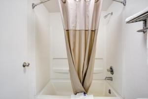 a shower with a shower curtain in a bathroom at Motel 6-White House, TN in White House