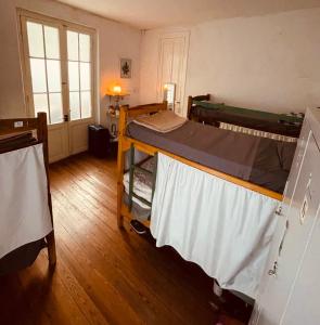ein Zimmer mit zwei Etagenbetten und einem Fenster in der Unterkunft Avokanto in Montevideo