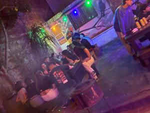 eine Draufsicht auf eine Gruppe von Menschen, die in einer Bar sitzen in der Unterkunft Avokanto in Montevideo