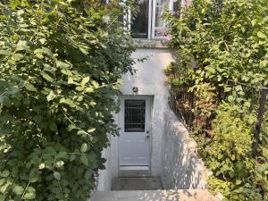 En have udenfor Entire 2BR Apt in Midtown Toronto, walk to Subway & Shops