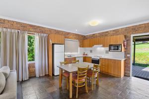 Una cocina y un comedor con mesa y sillas. en Mansfield Country Resort, en Mansfield