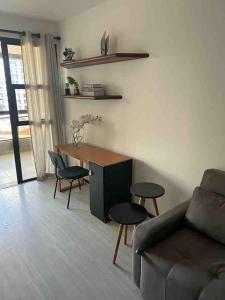 een woonkamer met een bank, een tafel en stoelen bij Top 40 - Apartamento na Barra vista do mar e lagoa in Rio de Janeiro +19 foto's