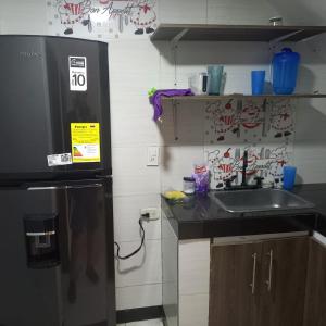 una cocina con fregadero y encimera en Confortable Apartamento Norte de Popayán, en Popayán 2 fotos más