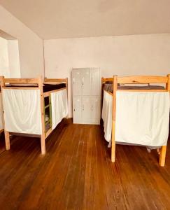 zwei Etagenbetten in einem Zimmer mit Holzboden in der Unterkunft Avokanto in Montevideo + 15 Fotos