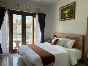 Una cama o camas en una habitación de J&J Guesthouse Bedugul
