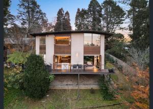 Κήπος έξω από το Leura Designer Retreat 3 Bedroom, 2 Bathroom, Firepit, Fireplace, Pet Friendly, Peaceful, Large Tree Lined Backyard