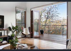 Μια τηλεόραση ή/και κέντρο ψυχαγωγίας στο Leura Designer Retreat 3 Bedroom, 2 Bathroom, Firepit, Fireplace, Pet Friendly, Peaceful, Large Tree Lined Backyard